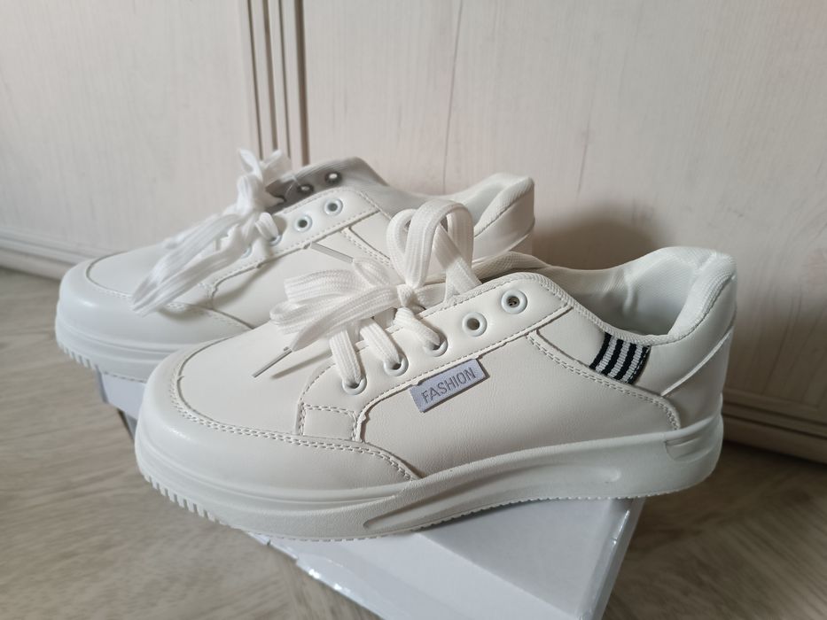 Кроссовки белого цвета