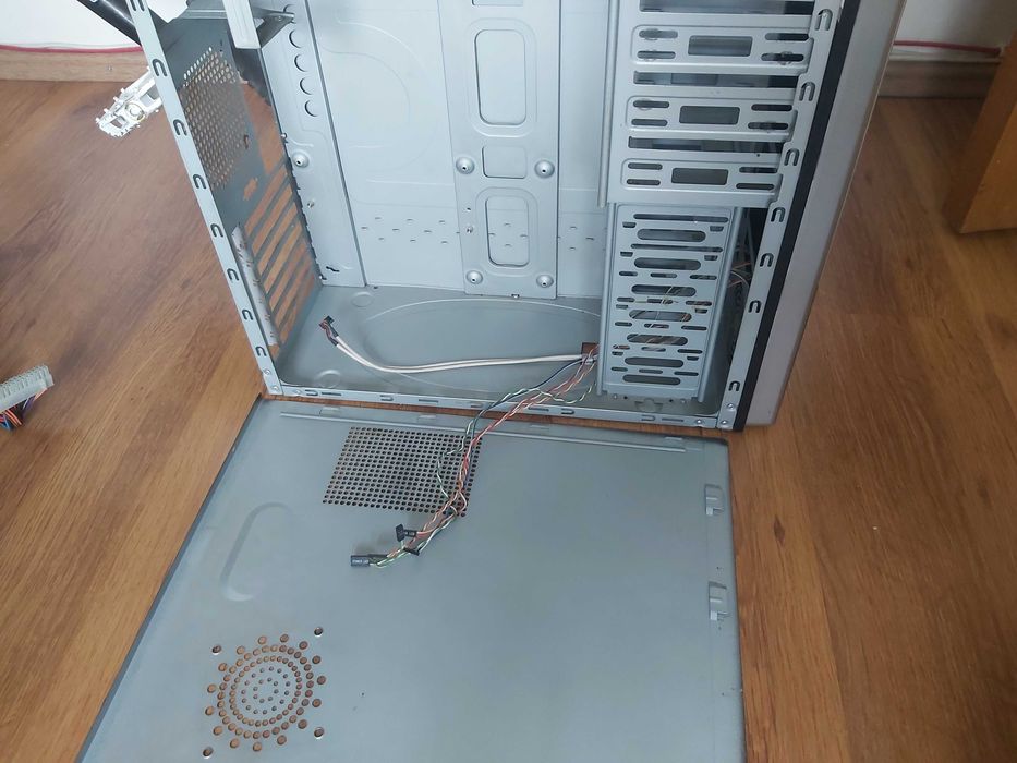 Carcasa recuperata din dezmembrari (PC Case)