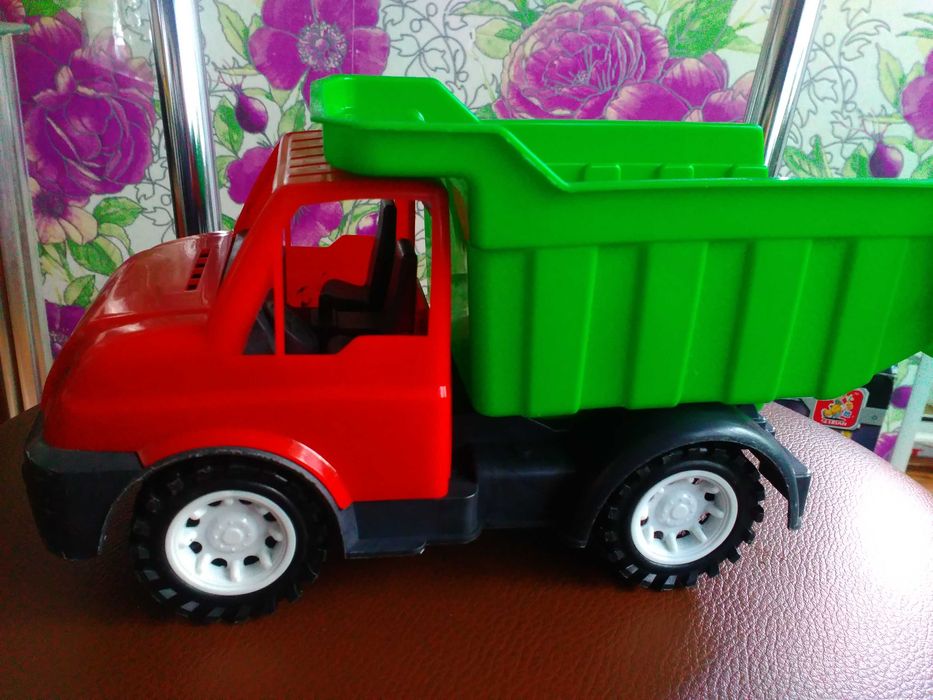 Машина самосвал.