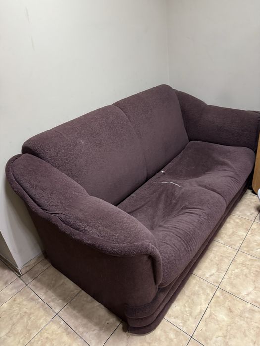 Старый диван и кресло