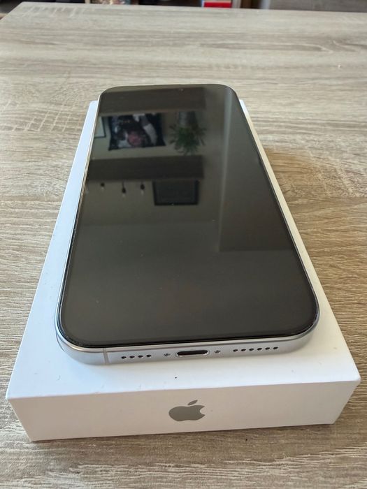 iPhone 16 Pro Max - 2+год гаранция, 100% батерия, оригинален кейс