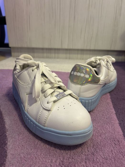 Бели кожени дамски маратонки Диадора 37 номер