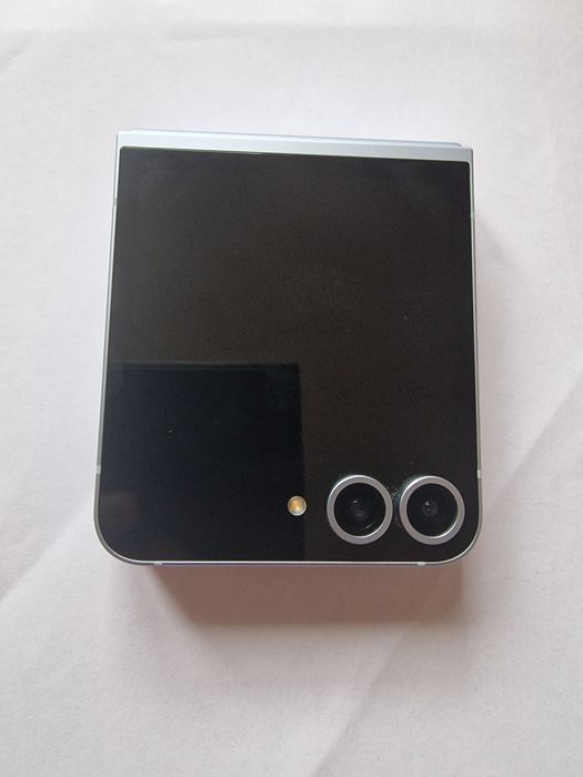 Продавам телефон Samsung Galaxy Z Flip6 5G 512GB 12GB RAM Dual