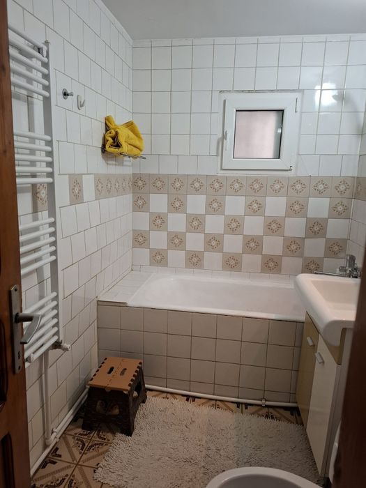 P.F Închiriez apartament Broșteni zona Banca Transilvania