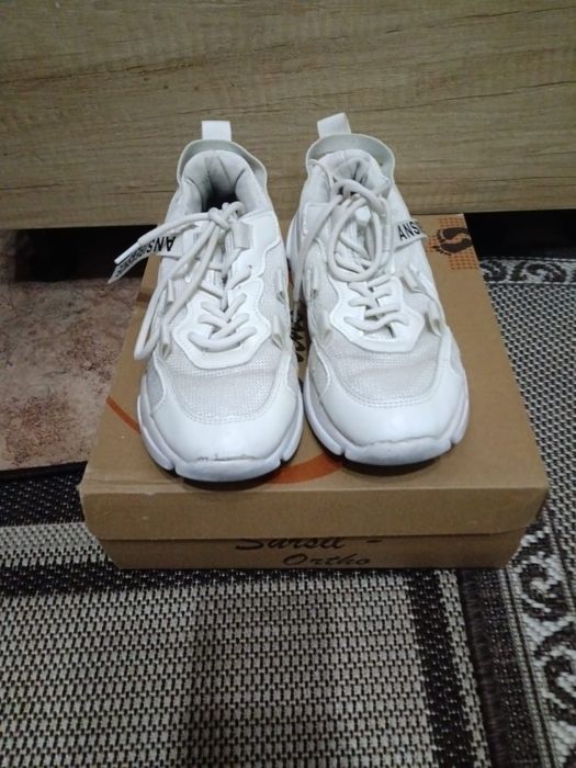 Кроссовки женские