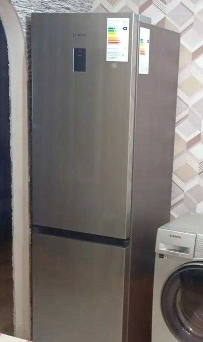 Срочно продам холодильник samsung