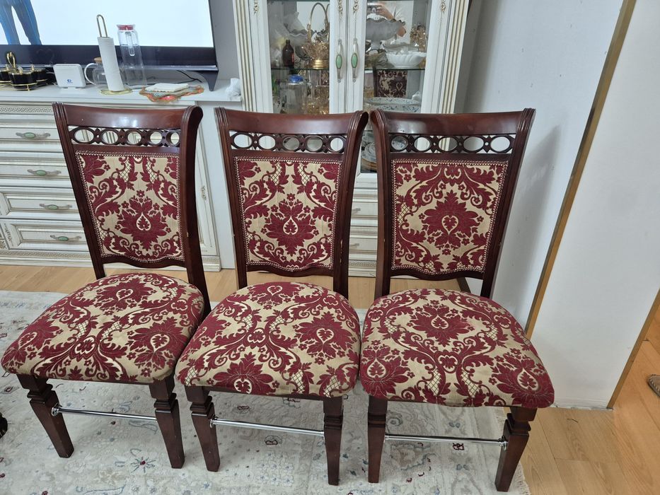 Стол для гостинной