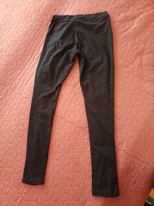 Vand colanți lungi cu model in față, marimea M. Materialul ce se vede sub tăieturi este dantelă.