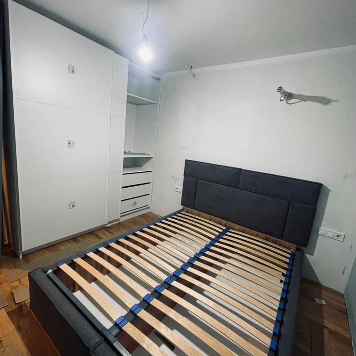 Изпълняване на интериорни решения. Сглобяване, монтаж, и проектиране на цялостно обзавеждане. Обемни офис проекти.