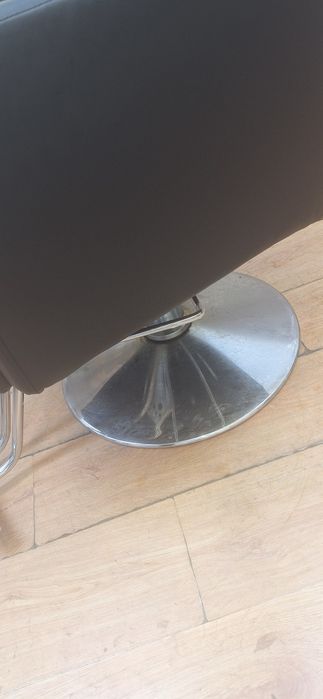 Кресло парикмахерской  чёрное