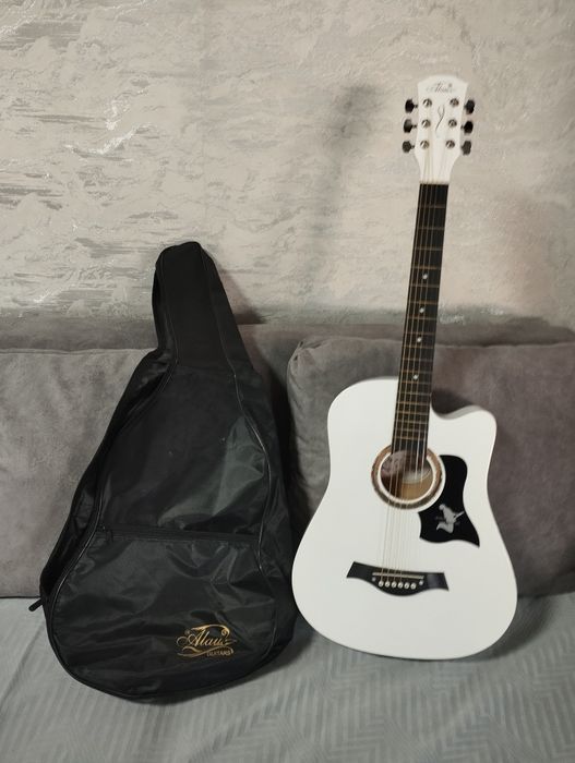 Гитара подарили ребенку , не заинтересовался.