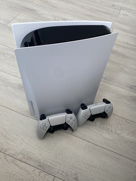 Vand ps5 cu 2 manete
