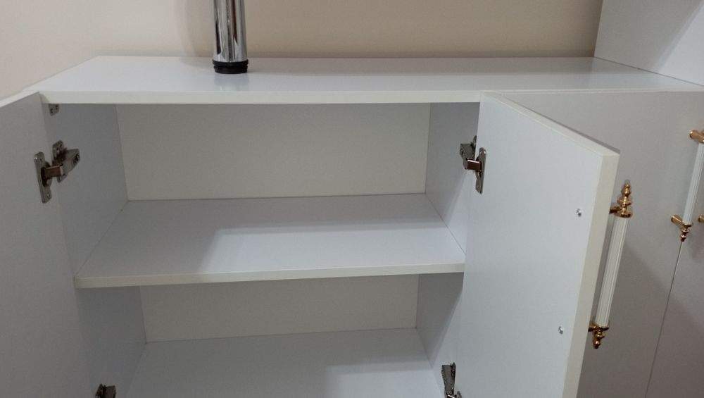 Kiyimlar uchun mebel. Ustki qismi esa dazmol uchun