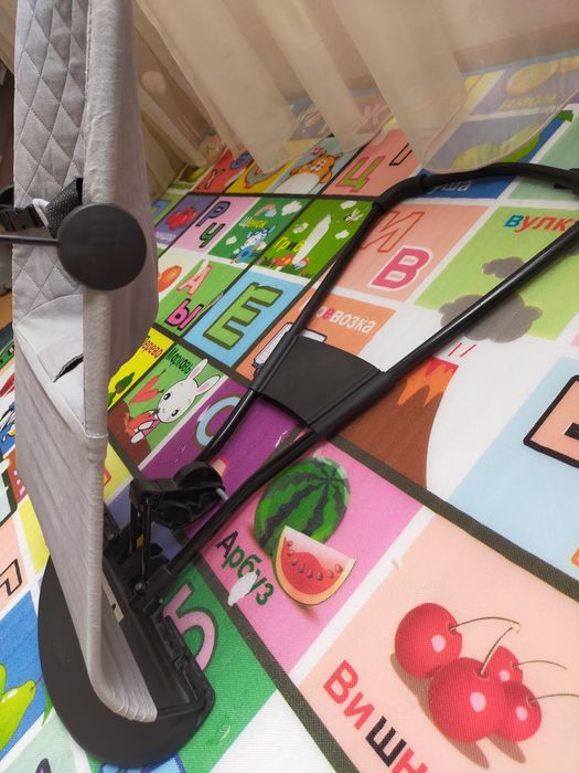 Серый шезлонг бу