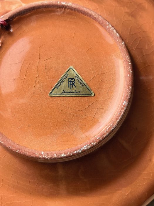 Чинии за стена..