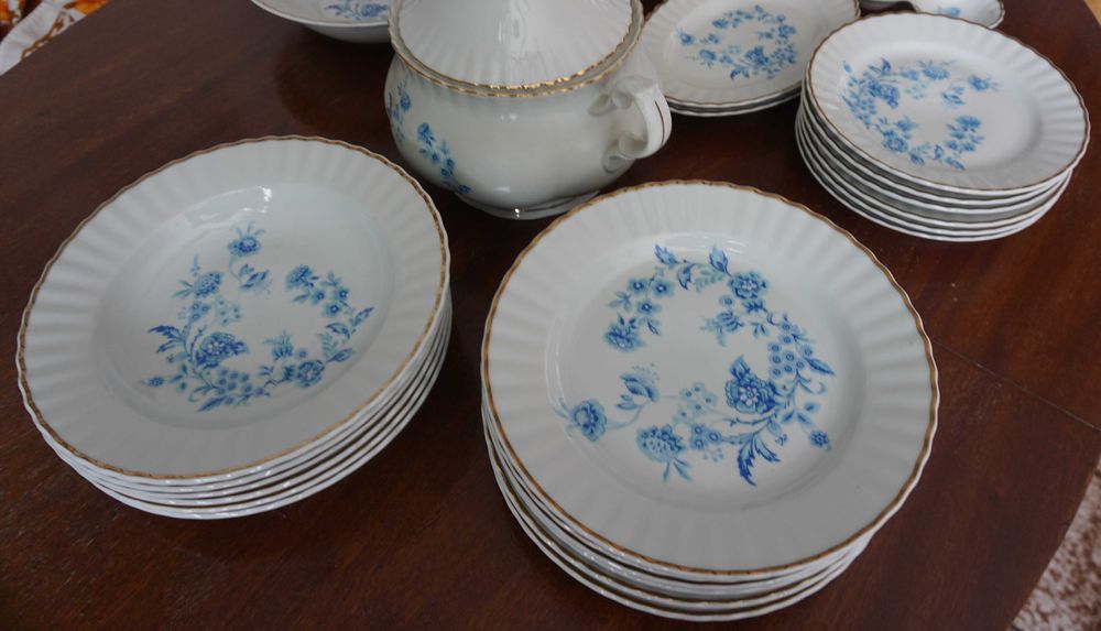 Сервиз за хранене-порцелан със златен кант, български-26 части