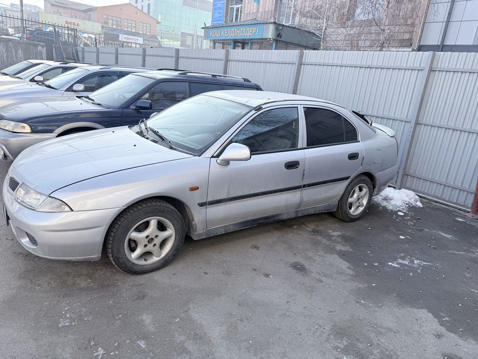 Mitsubishi Carisma седан