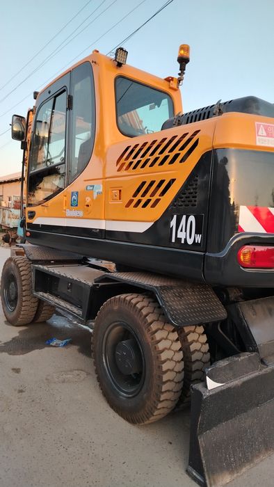 Hyundai 140 ekskavator srochni sotiladi.