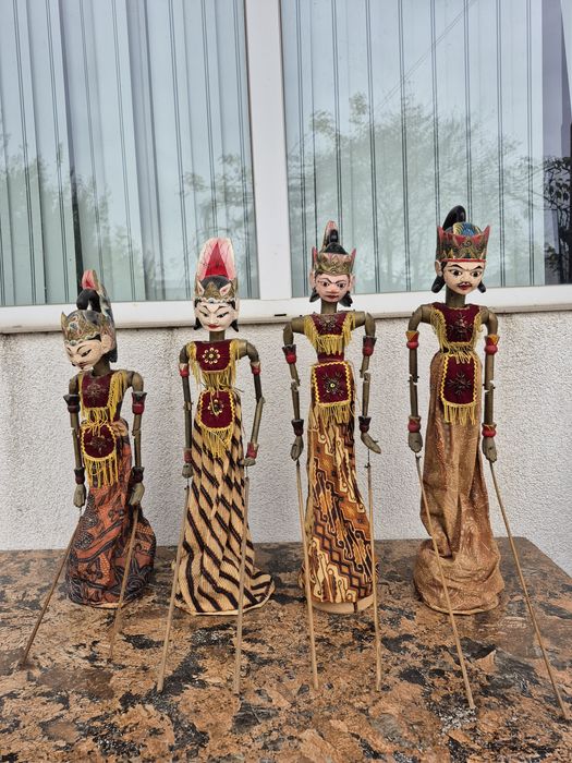 Vând 4 papusi statuiete lemn,scluptate pictate manual ,made Indonezia