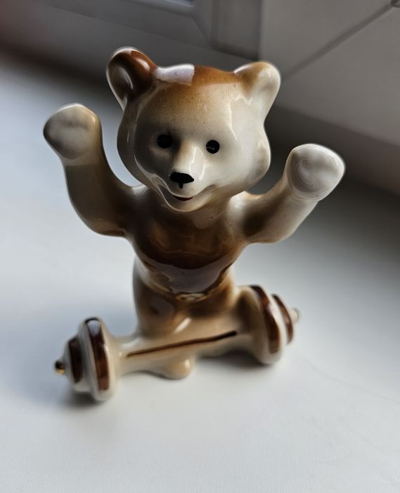 Продам фарфоровые статуэтки