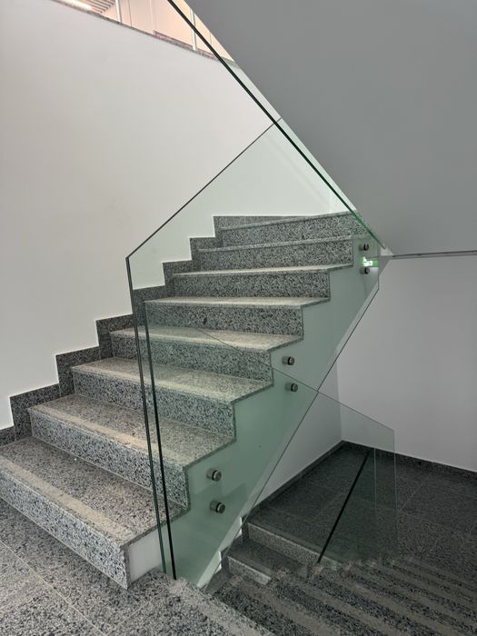Balustrada din sticla securizata pentru balcoane si scari