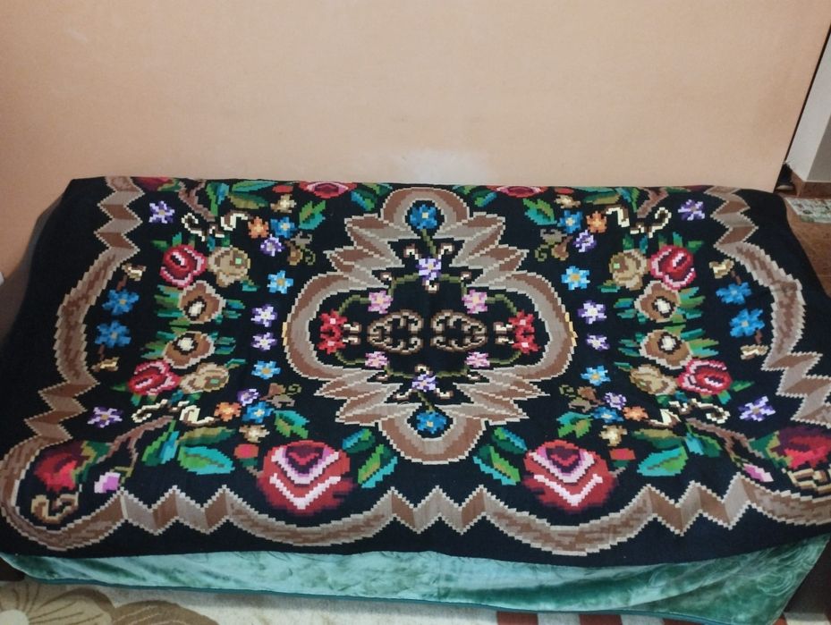 Fete de masa, pătură și draperii tradiționale