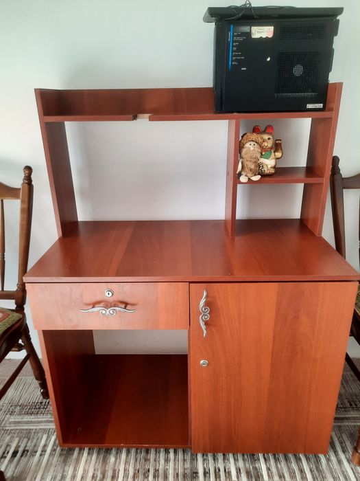 Компьютерный столик красно бардов цвет