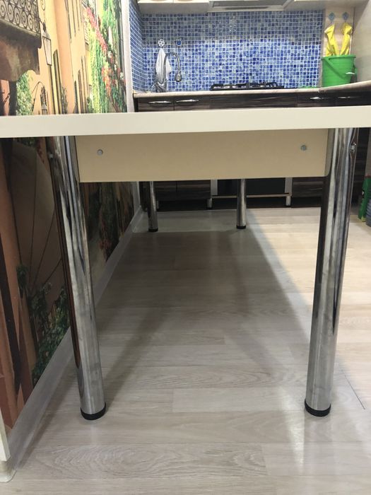 Стол кухонный