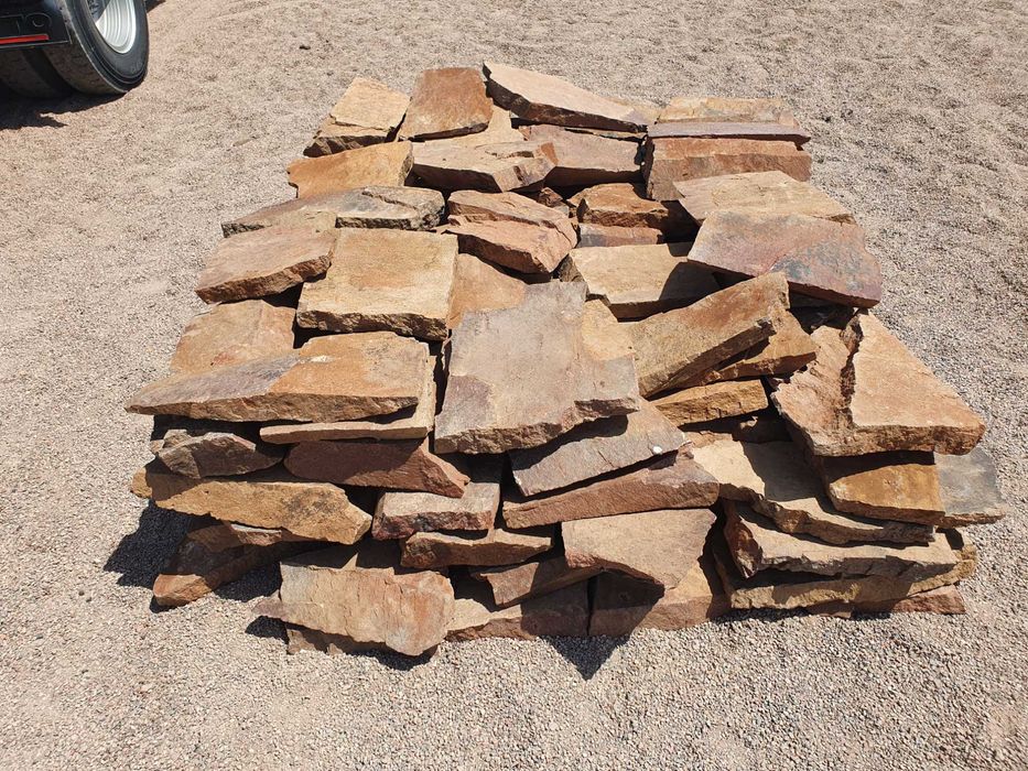 Натуральный природный горный камень.