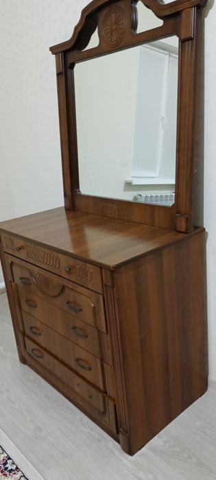 Комод с зеркалом