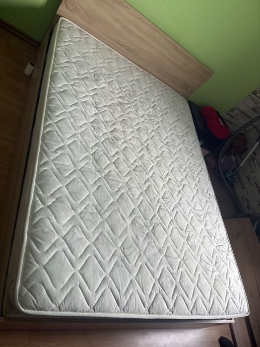 Спалня с матрак нормални следи от употреба