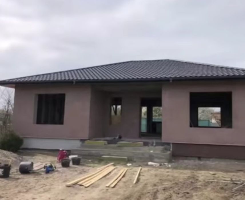 Vindem case din structură metalică învelite cu panou sandwich