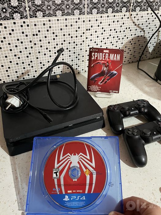 Продам Sony PlayStation 4 Slim + 2 геймпада + игра Spider-Man