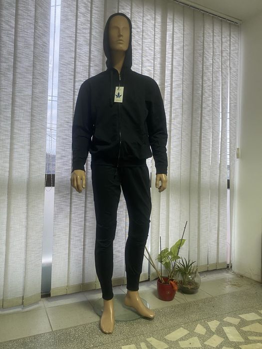 Pantaloni trening noi, cu eticheta