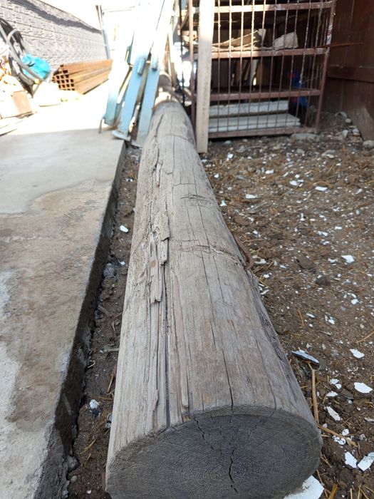 Столб деревянный