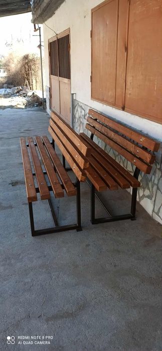 Дървена пейка с метални крака