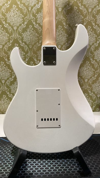 Yamaha Pacifica 012 chexoli bilan