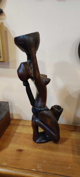 Красива фигура от старо дърво