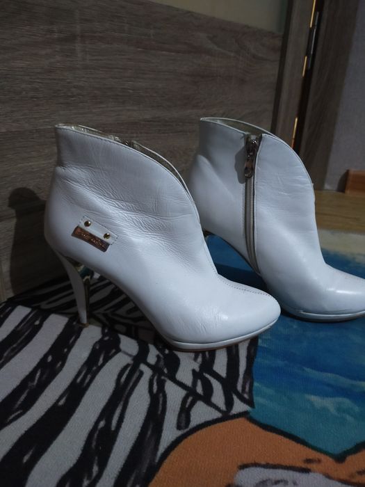 Продам батальоны свадебные белые кожанные