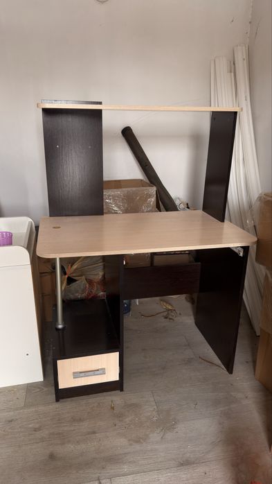 Продам Компьютерный стол в хорошим состаяние
