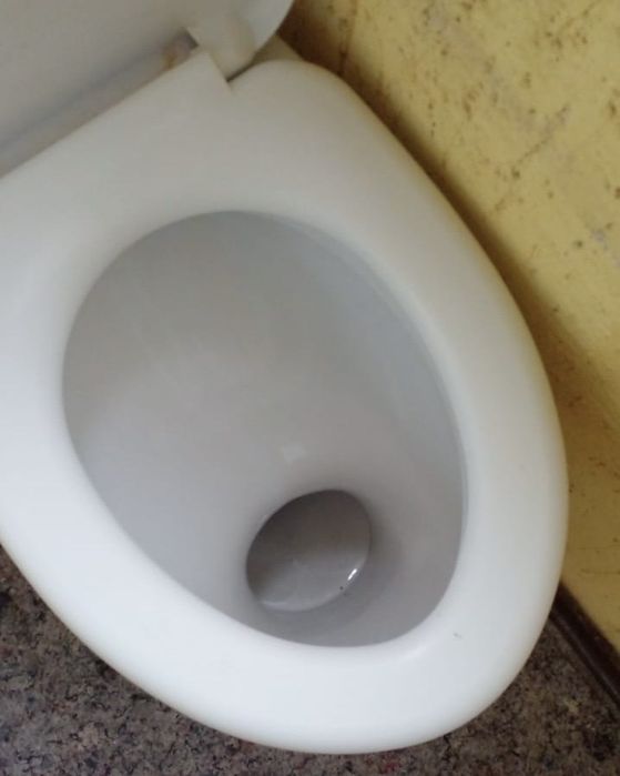Продаётся хороший унитаз.