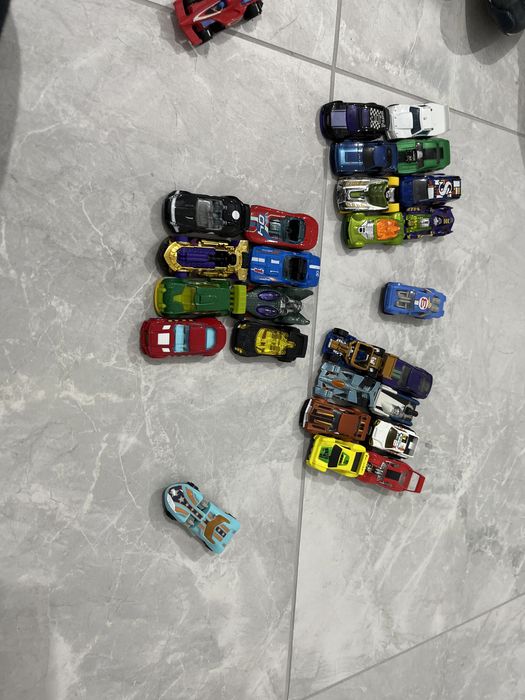 Vând mașinuțe HOT Wells