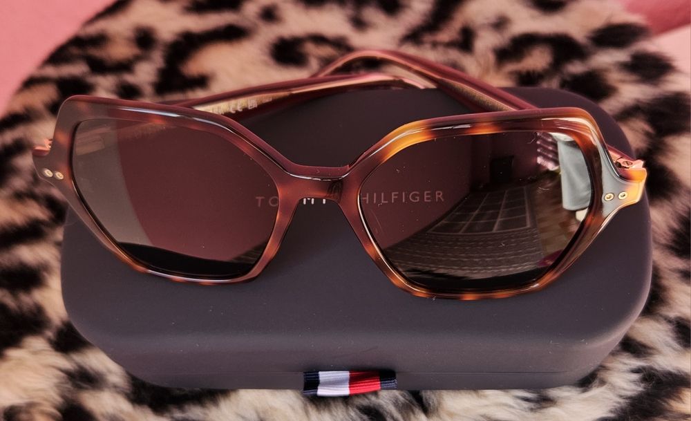 Дамски  оригинални слънчеви очила Tommy Hilfiger.Нови.130лв.