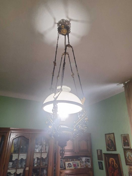 Lustră antică cu petrol din Bronz, Opalină și Ceramică, Majolika – Electrificată