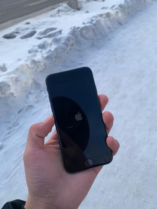 Продам айфон се 64гб