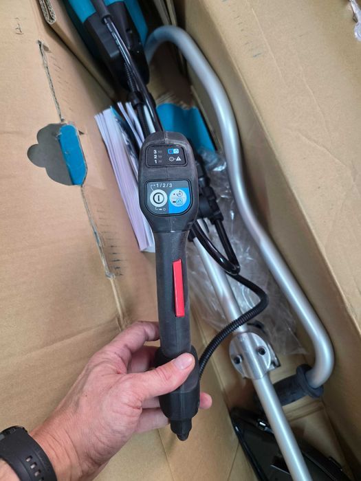 Motocoasa Makita UR101CZ trimmer de gazon cu acumulator 36 - 40 V | 430 mm | Fara perii | Fara acumulator si incarcator