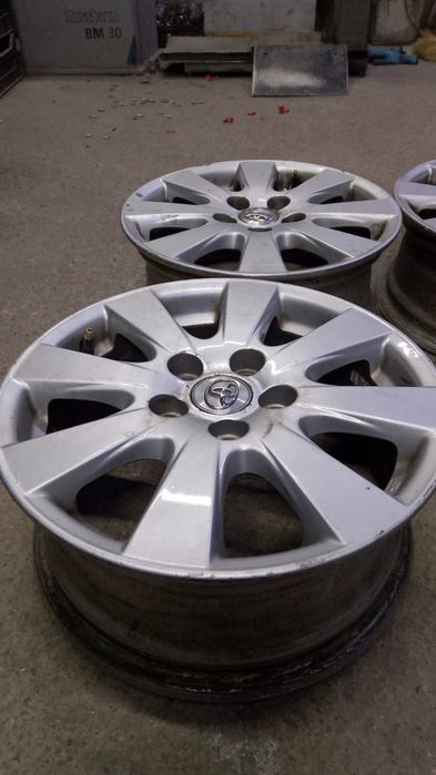 От Тойоты Камри 40 оригинал R16