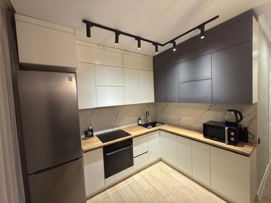 Шикарная 2-х комнатная 220 + коммунальные