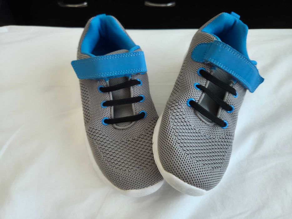 Детски маратонки с велкро лепенки.