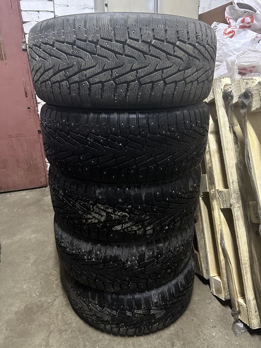 Срочно Продам резину зимнюю шипованную 255/55/18